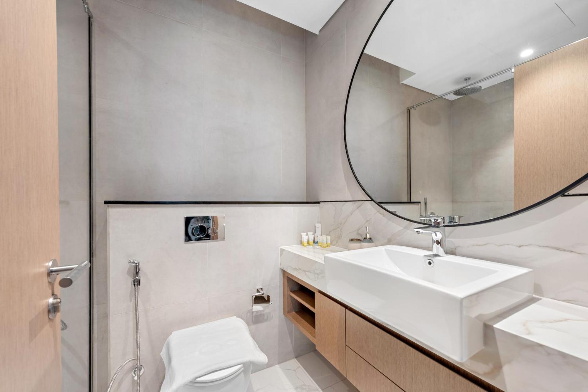 Luxurious 2br With Pool & Gym Access L Near Downtown Dubai