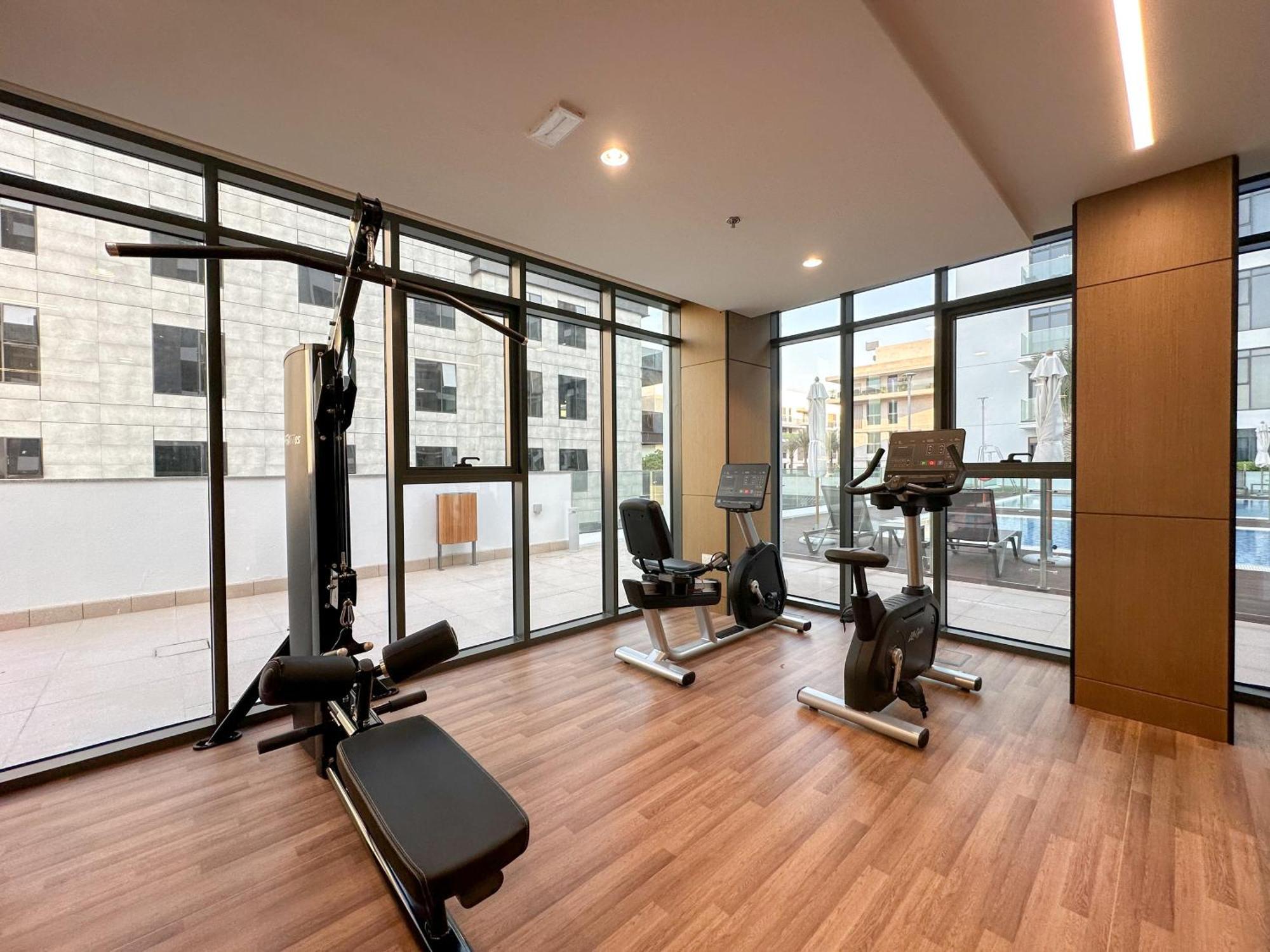 Luxurious 2br With Pool & Gym Access L Near Downtown Apartment