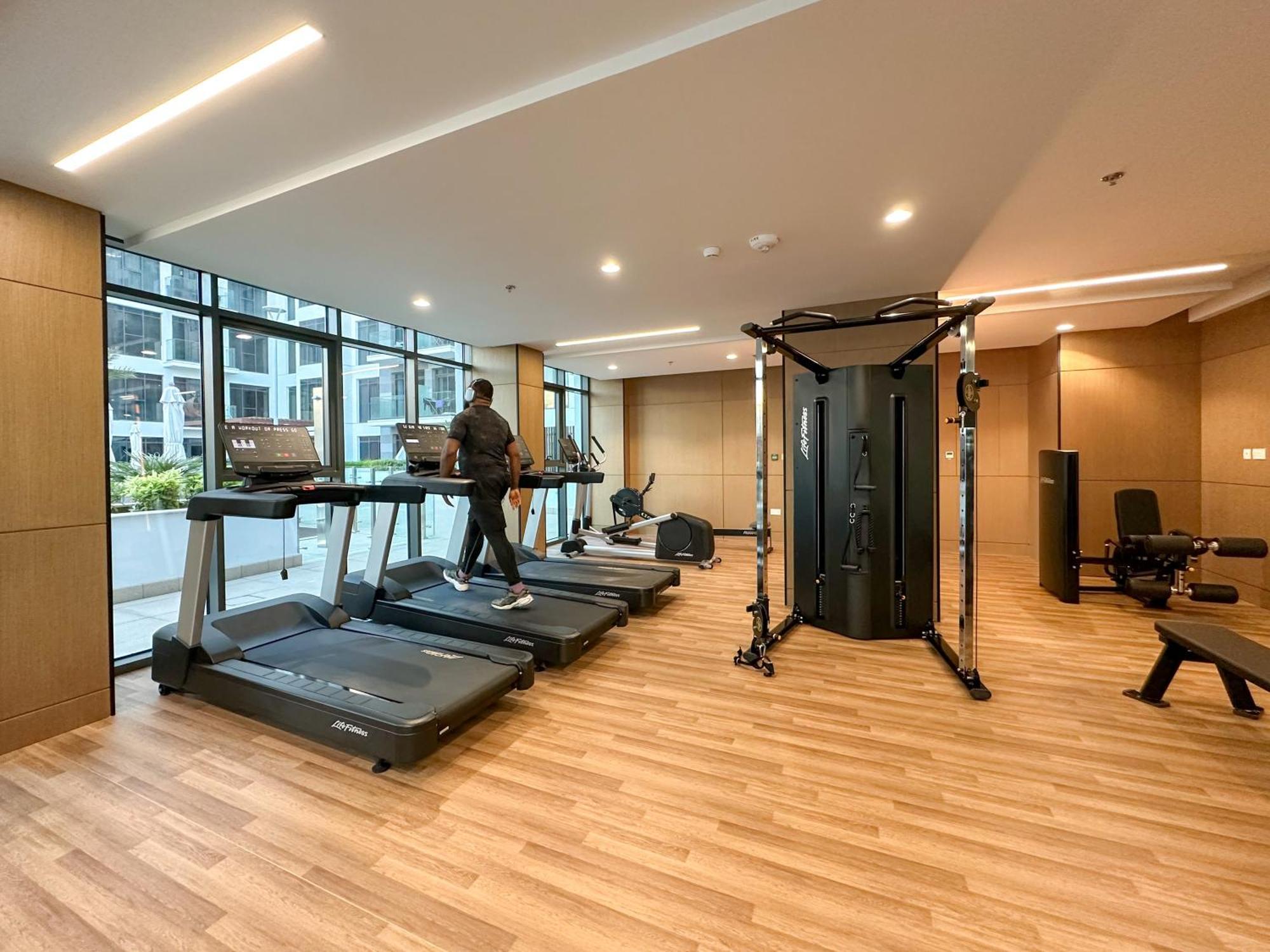Luxurious 2br With Pool & Gym Access L Near Downtown Apartment