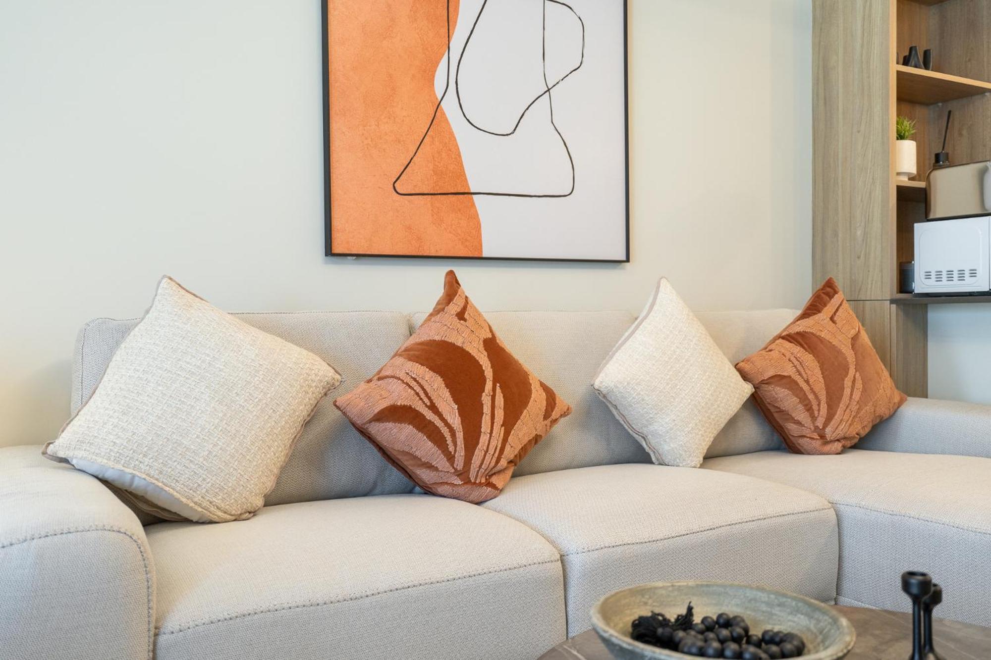 Peaceful Flat That Sleeps 2 In Jumeirah Village Circle Dubai