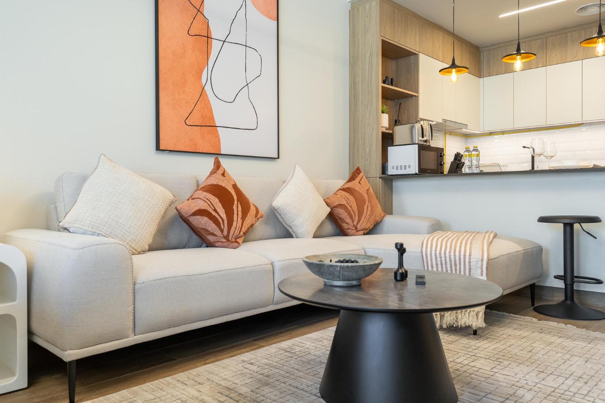 Peaceful Flat That Sleeps 2 In Jumeirah Village Circle Apartment *