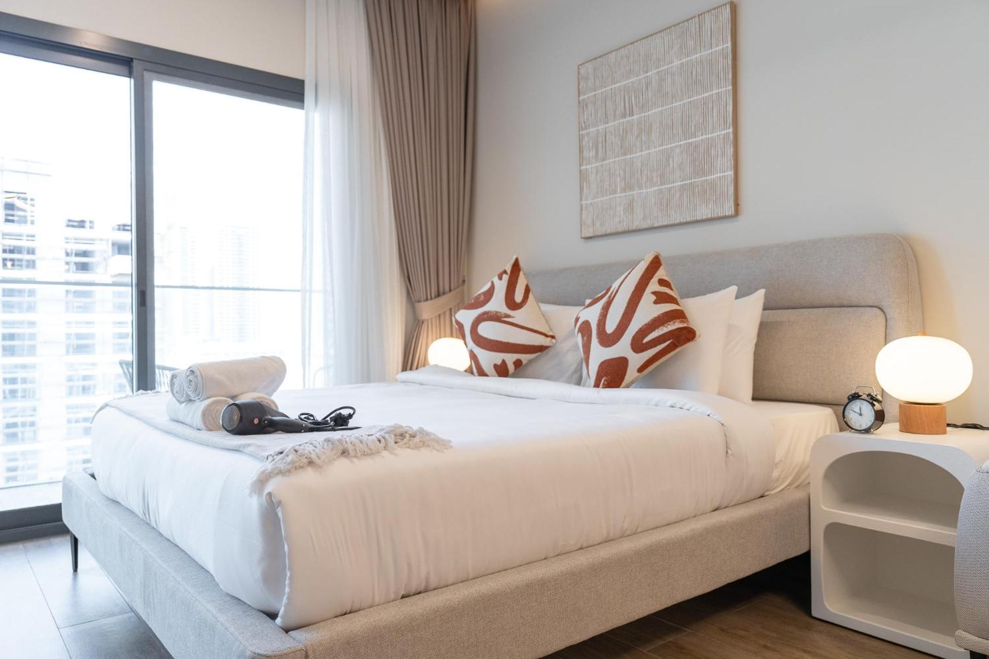 Peaceful Flat That Sleeps 2 In Jumeirah Village Circle Dubai