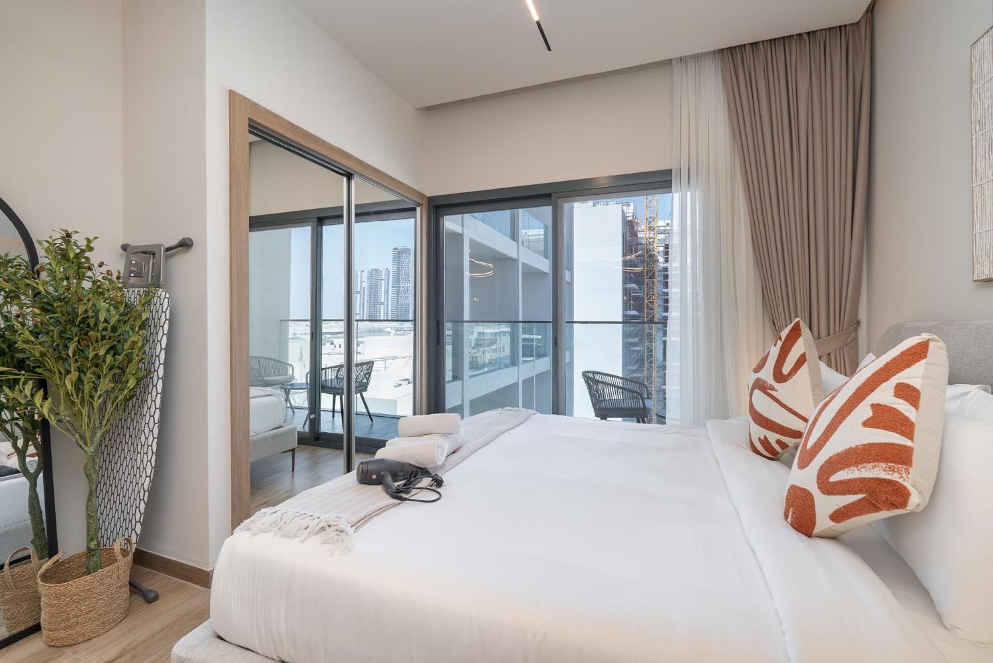 Peaceful Flat That Sleeps 2 In Jumeirah Village Circle Apartment