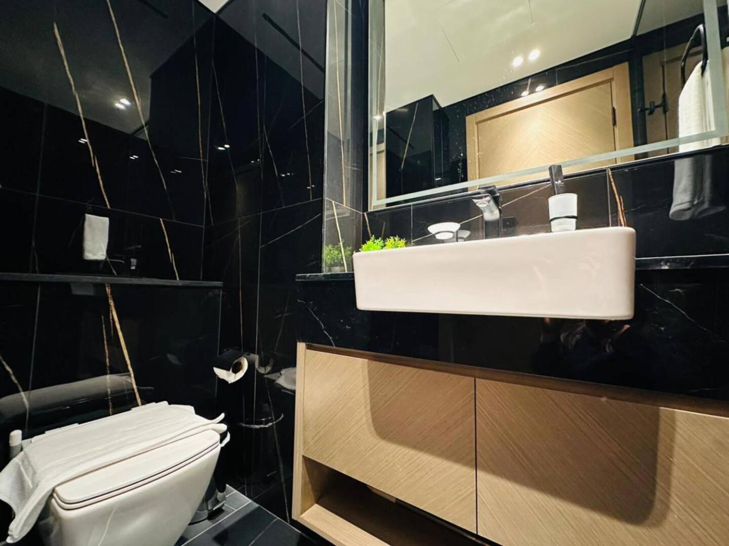 Stunning Brand New 1 Bedroom *