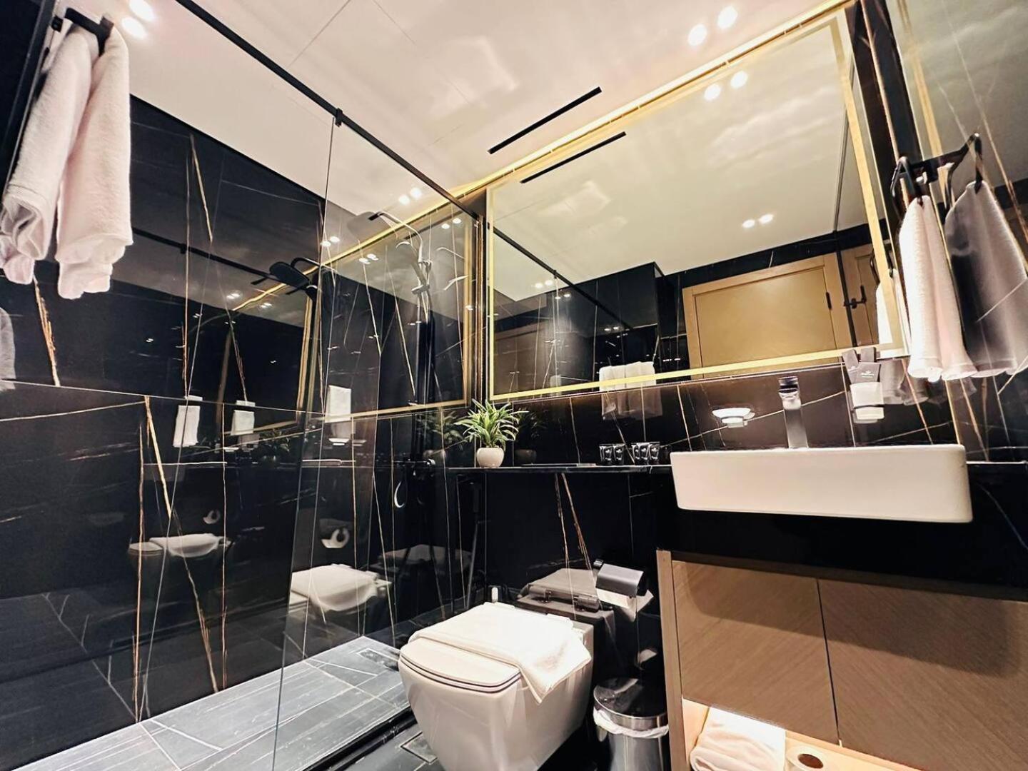 Stunning Brand New 1 Bedroom Apartment *