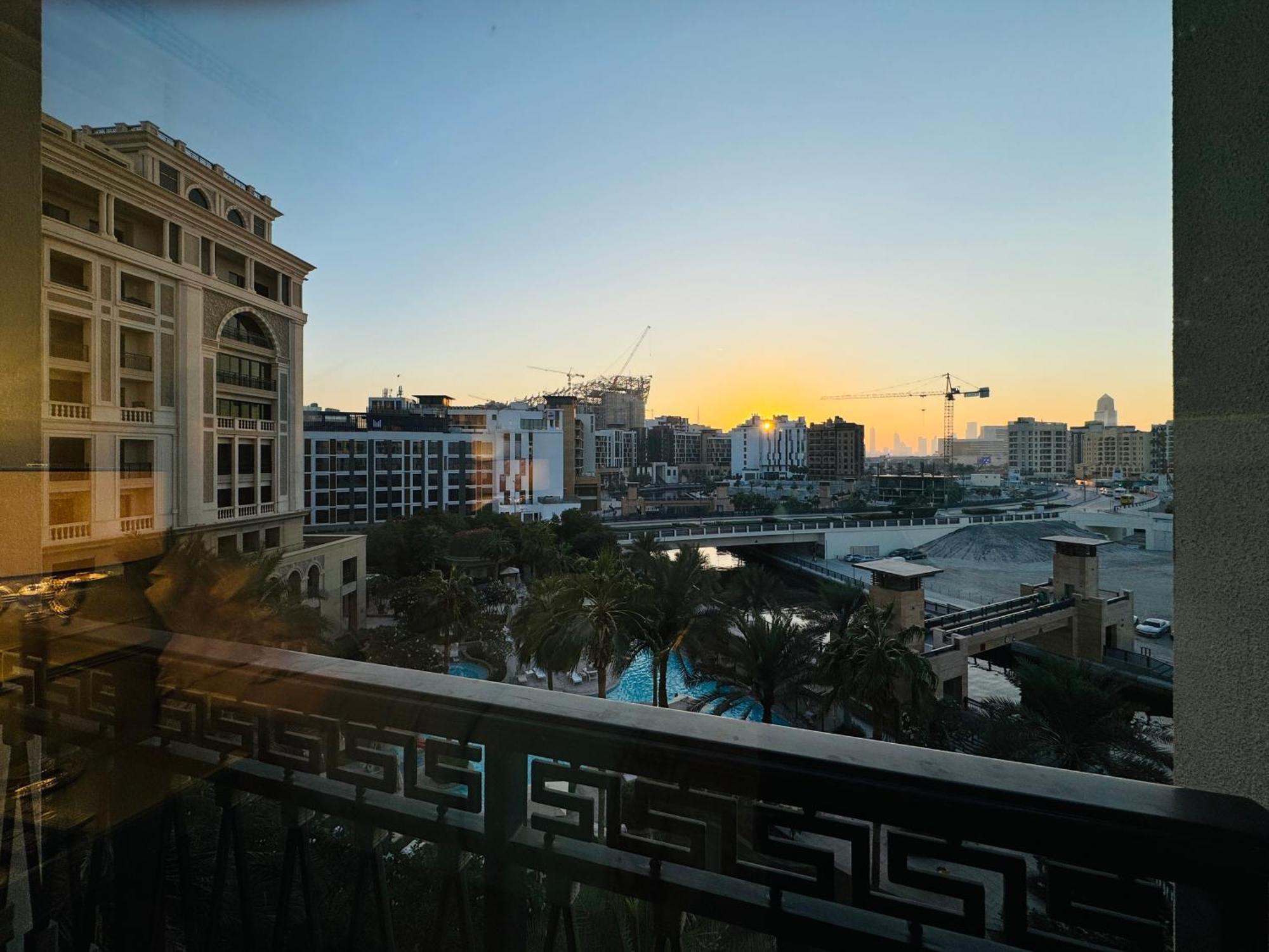 Apartment Brown Stone - Palazzo Versace Waterfront View Dubai