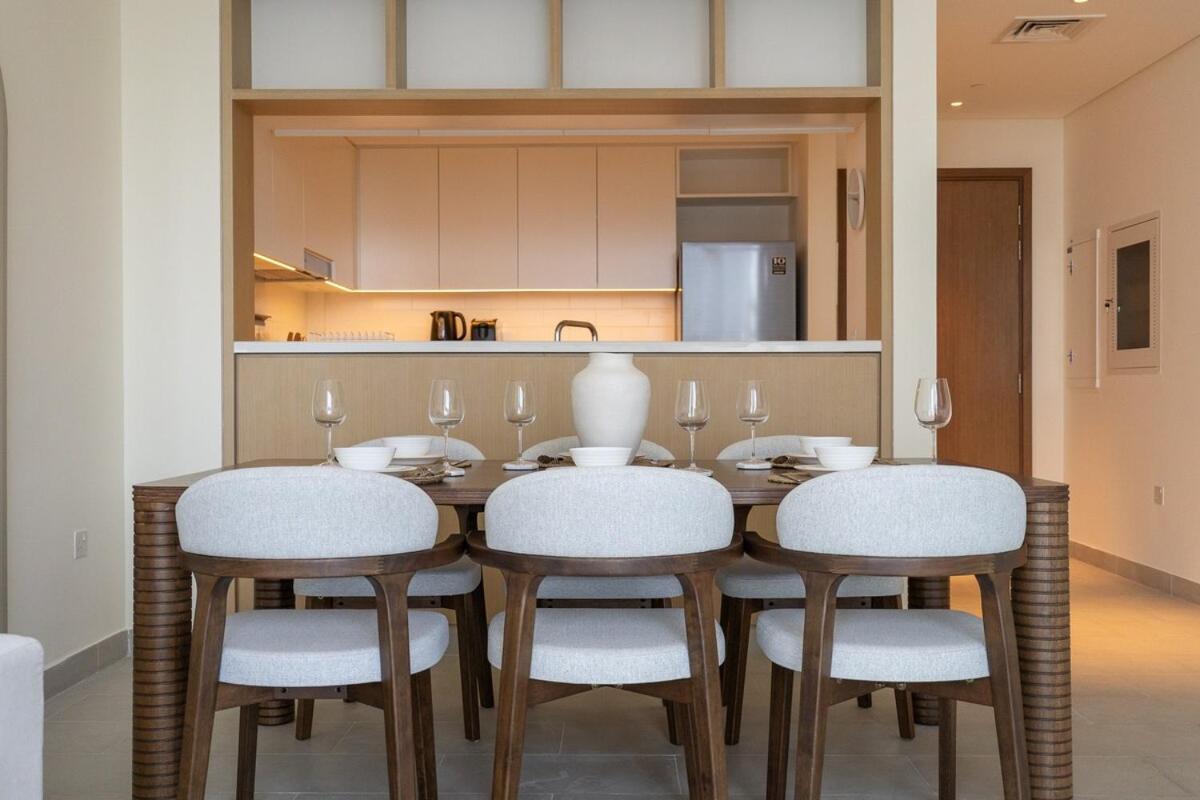 Apartment Prestigious 2-bedroom Unit With Waterfront Charm In Creek Harbour