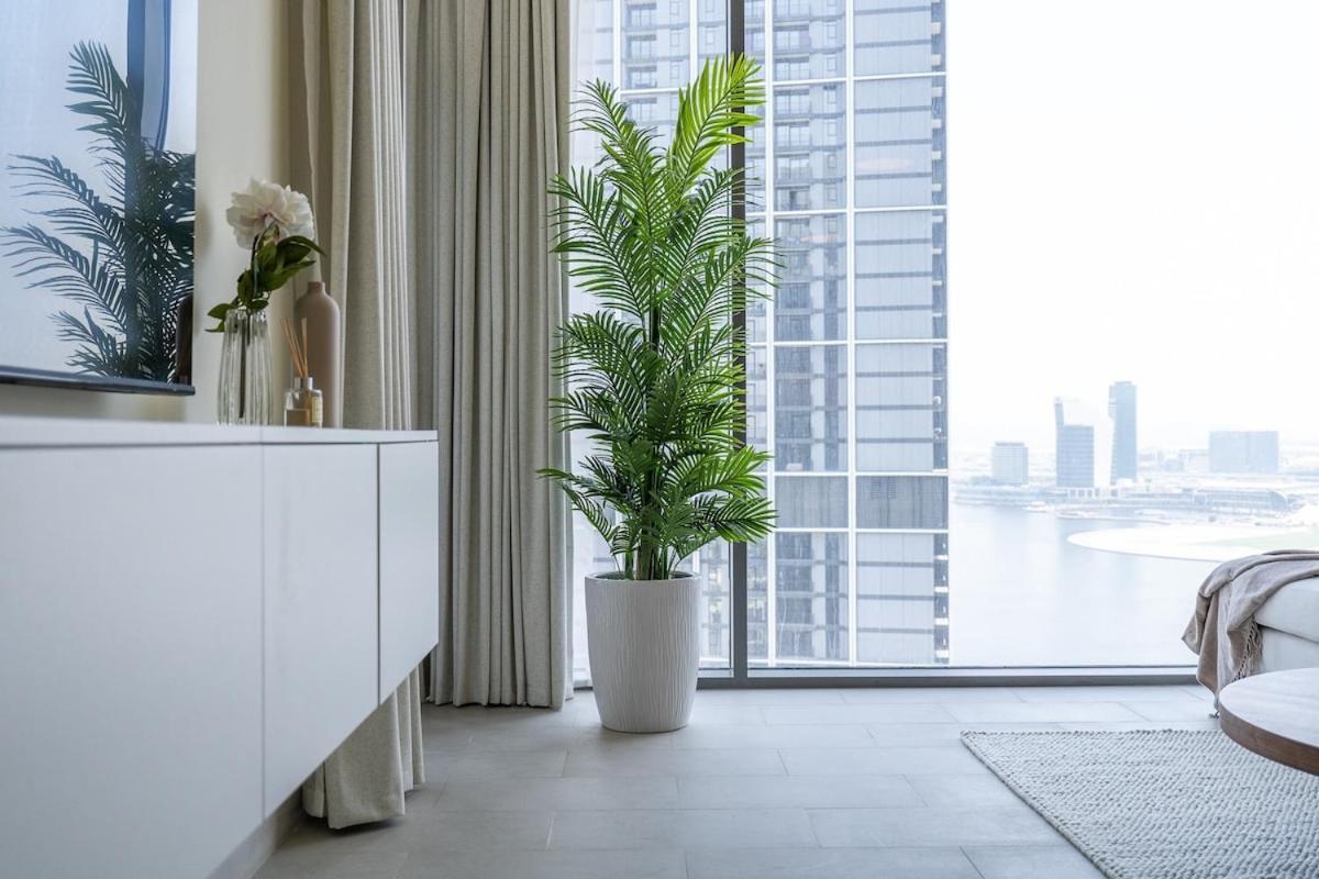 Apartment Prestigious 2-bedroom Unit With Waterfront Charm In Creek Harbour *