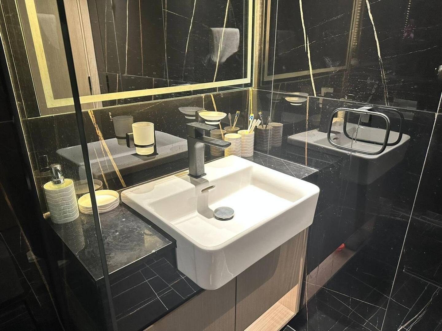 Fully Furnished 1 Bedroom With Balcony *