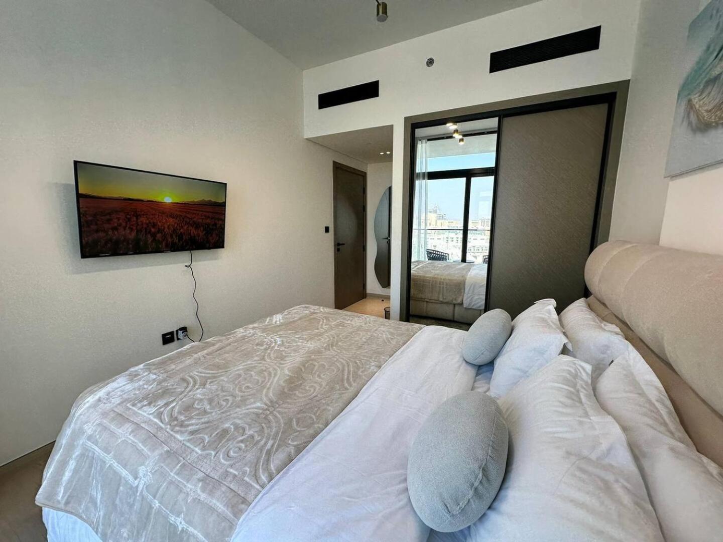 Fully Furnished 1 Bedroom With Balcony *