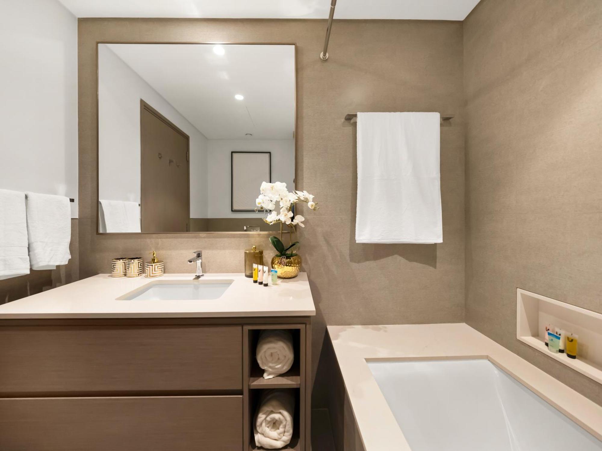 Luxury Two Bedroom With Balcony, Full Burj Khalifa & Fountain Views By Delujo Apartment Dubai