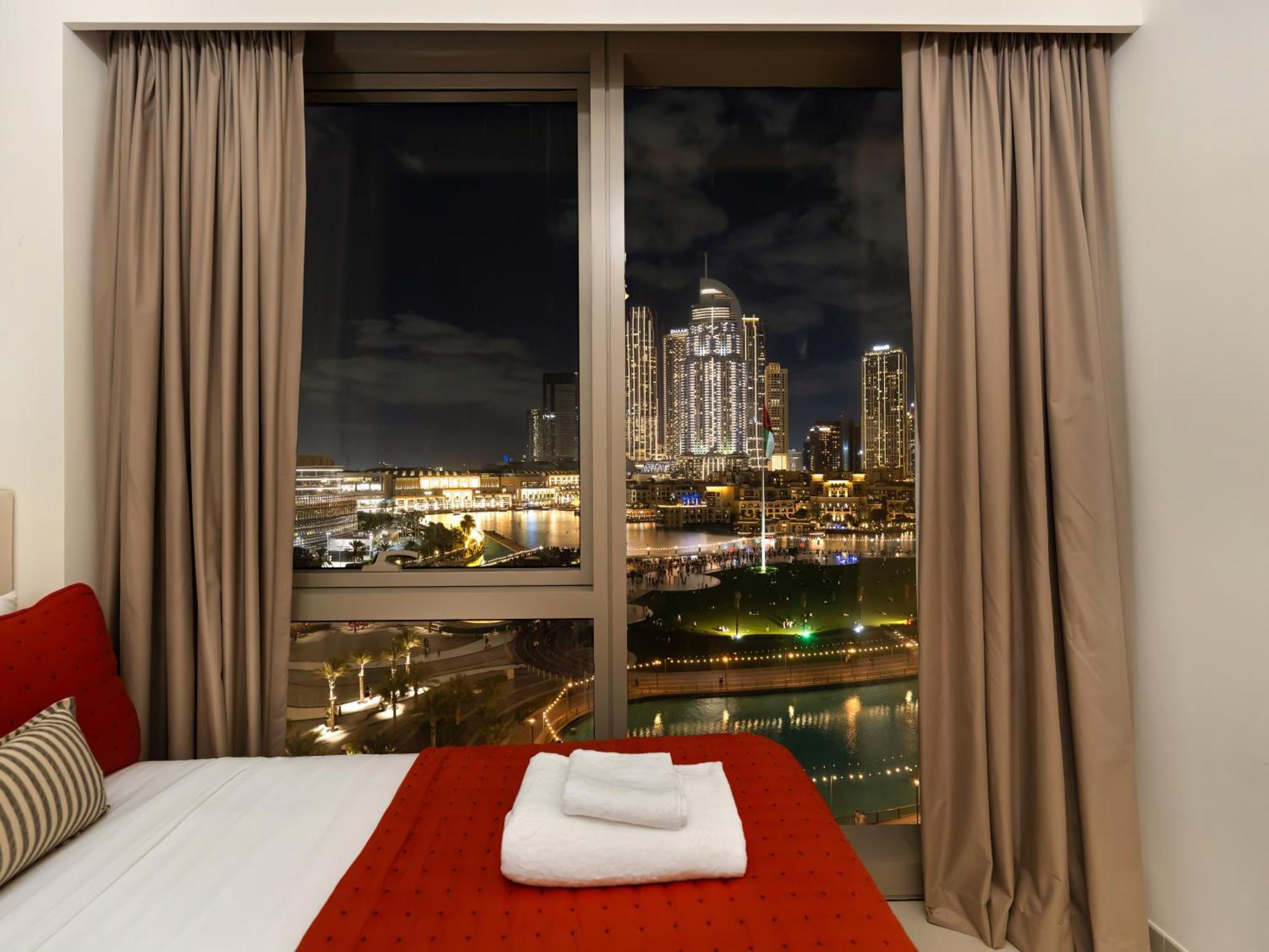 Luxury Two Bedroom With Balcony, Full Burj Khalifa & Fountain Views By Delujo * Dubai