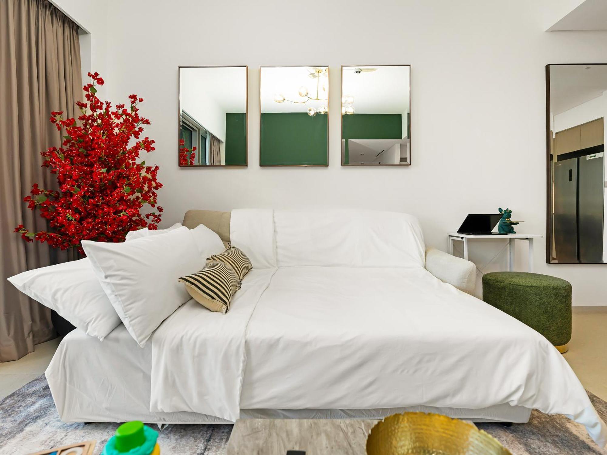 Luxury Two Bedroom With Balcony, Full Burj Khalifa & Fountain Views By Delujo *