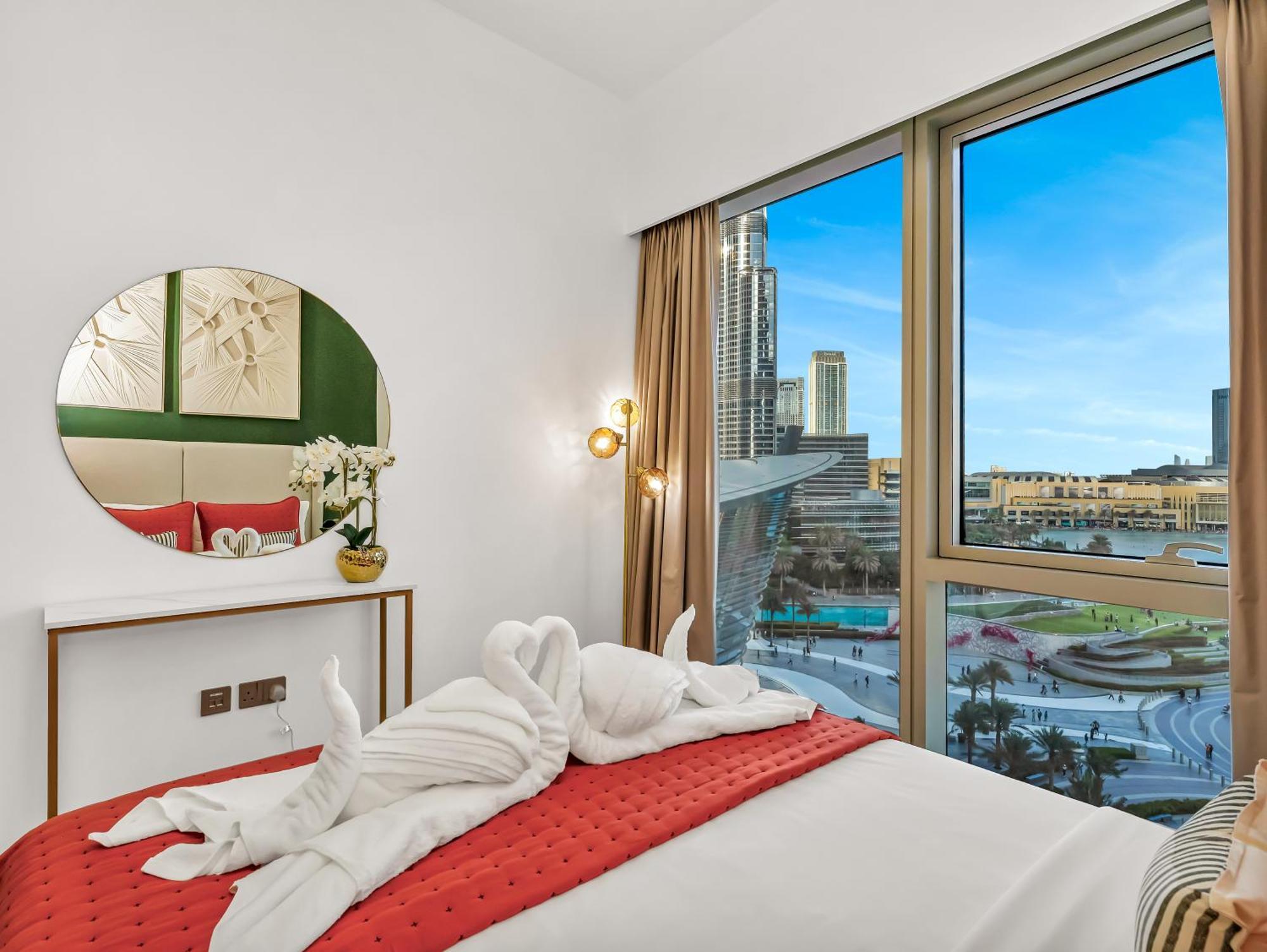 Luxury Two Bedroom With Balcony, Full Burj Khalifa & Fountain Views By Delujo Dubai