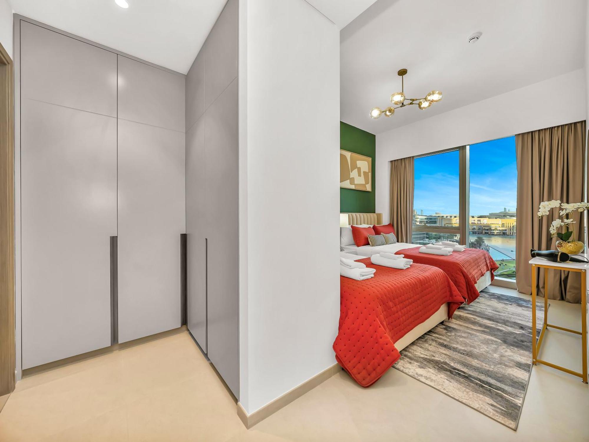Luxury Two Bedroom With Balcony, Full Burj Khalifa & Fountain Views By Delujo Apartment *