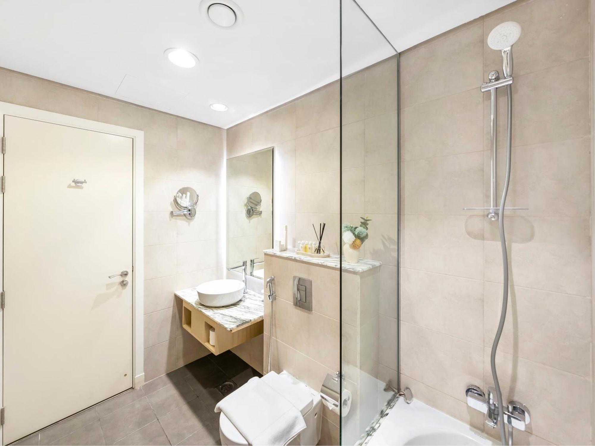 Apartment 5 Star High Rise Luxury Apartment, Infinity Pool With Stunning Burj View - Brand New *