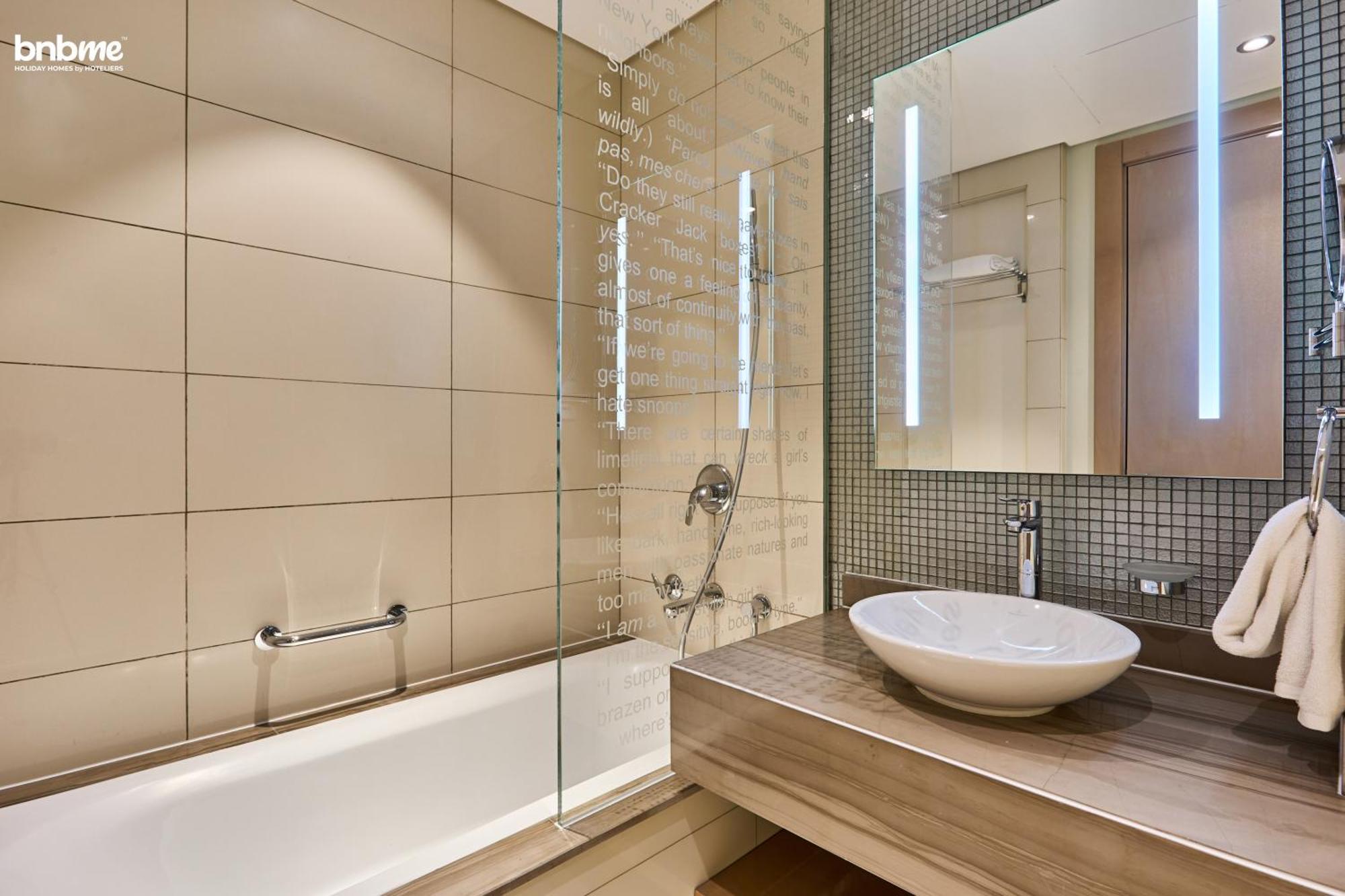 Bnbmehomes - Damac Towers Paramount Apartment Dubai