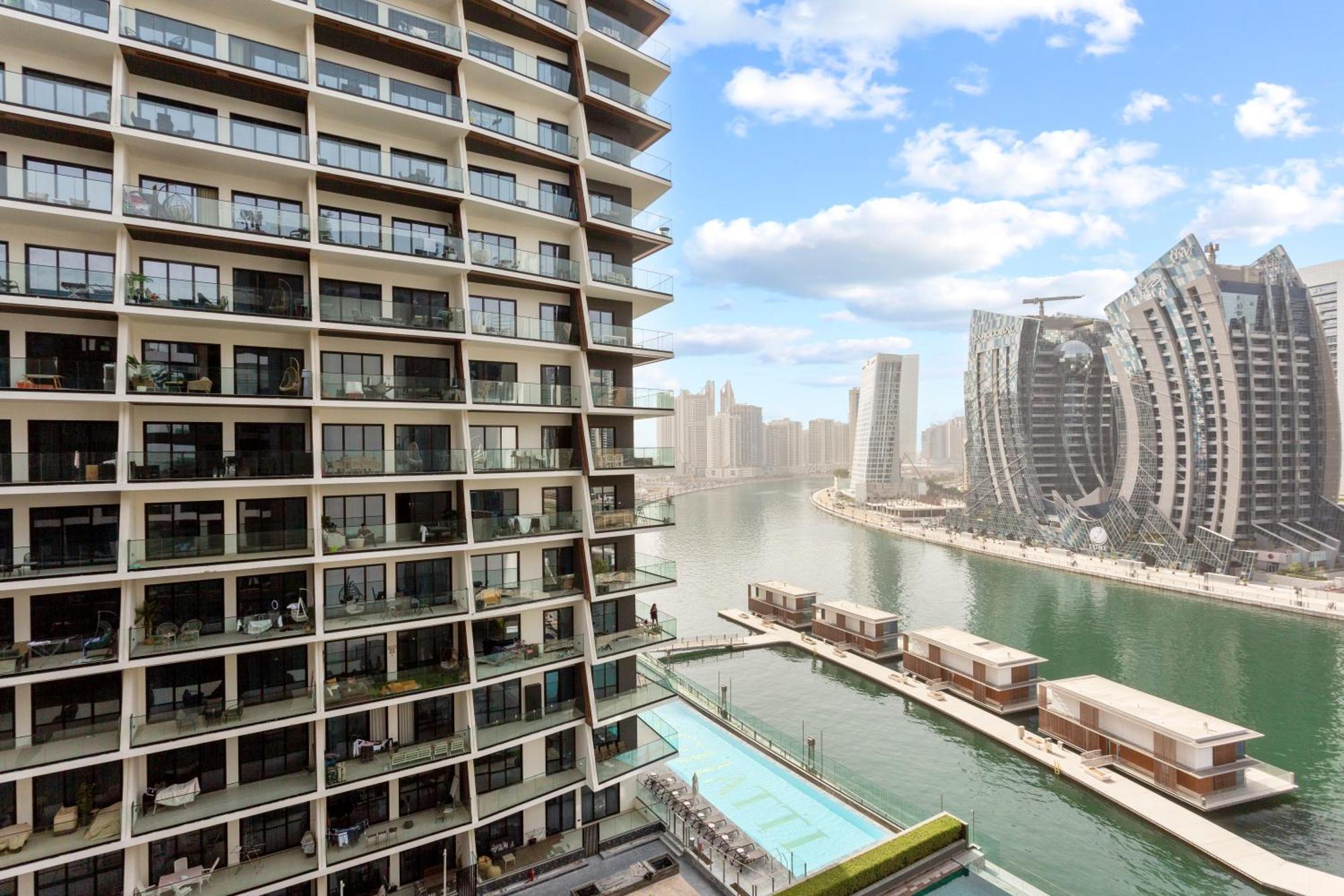 Luxe Living 1 Bedroom With Canal View Apartment