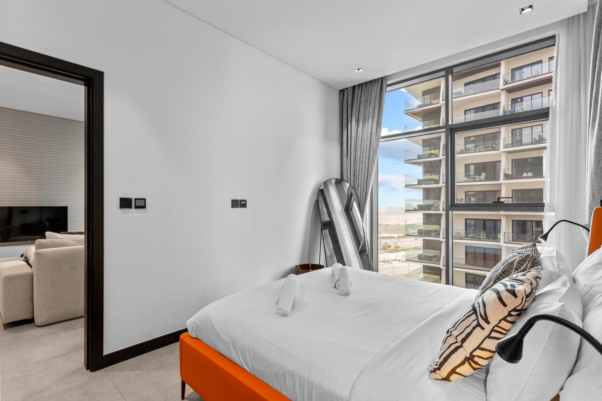 Luxe Living 1 Bedroom With Canal View Apartment Dubai