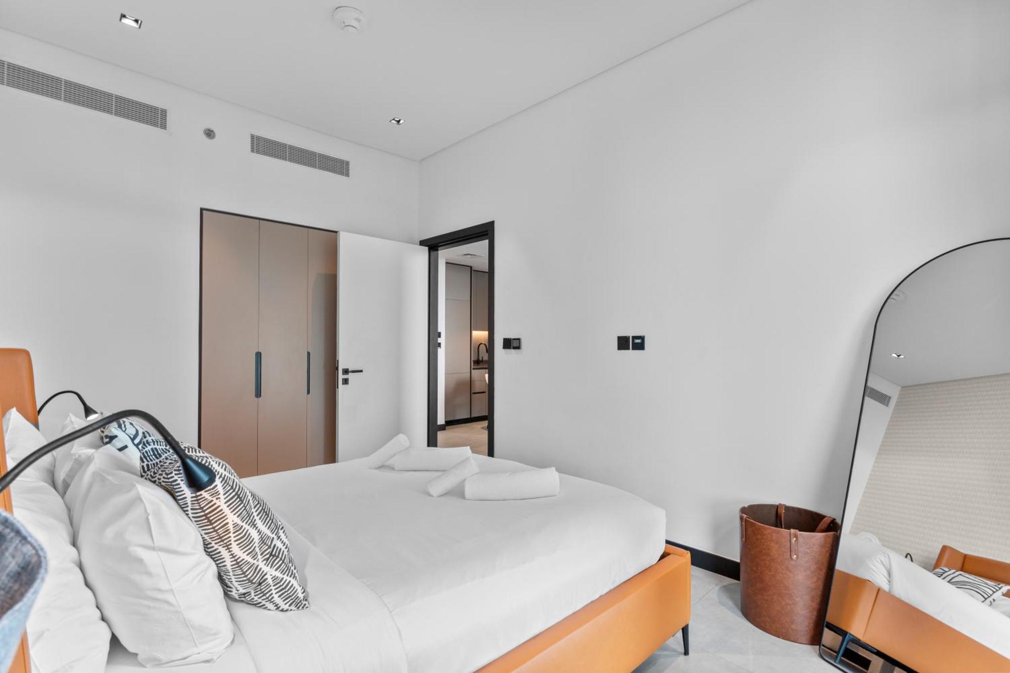 Luxe Living 1 Bedroom With Canal View Apartment