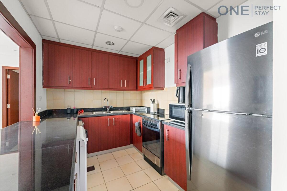 Apartment 2br In Jbr With Eye View