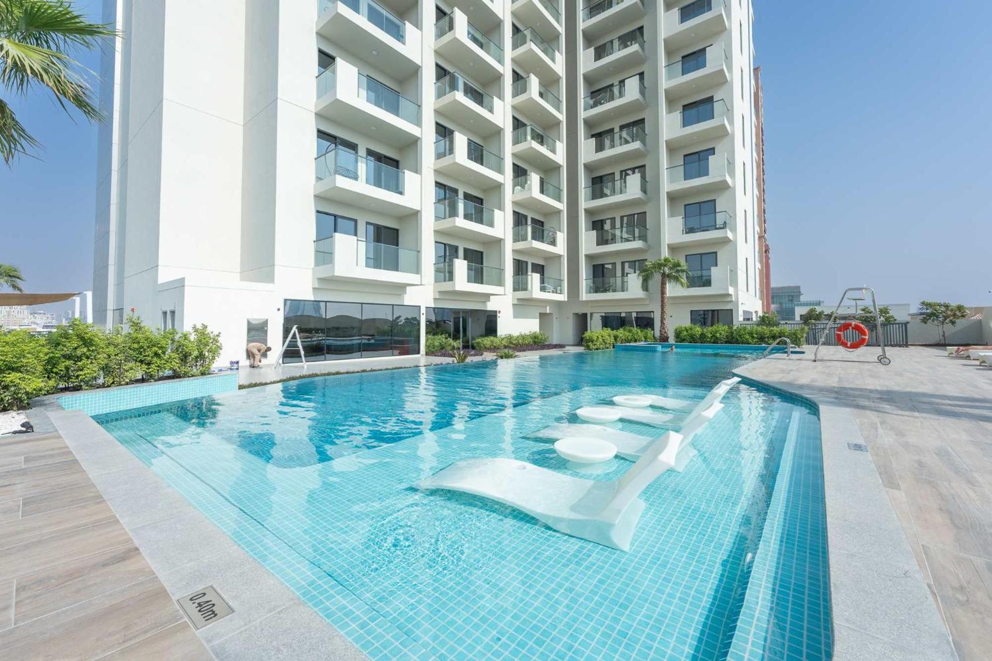 Elegant And Cozy 1-bedroom With Balcony Views In Jvt