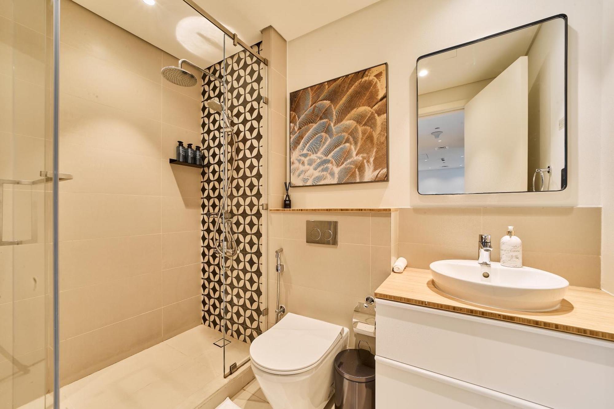 Elegant 2br Living Steps From Hills Park *