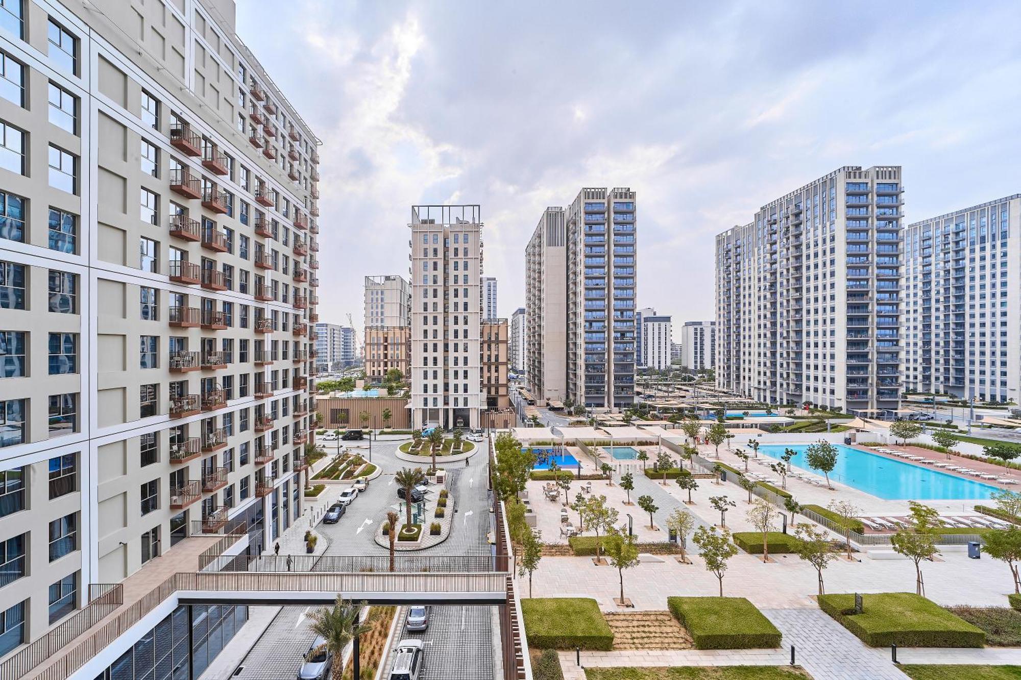 Elegant 2br Living Steps From Hills Park * Dubai