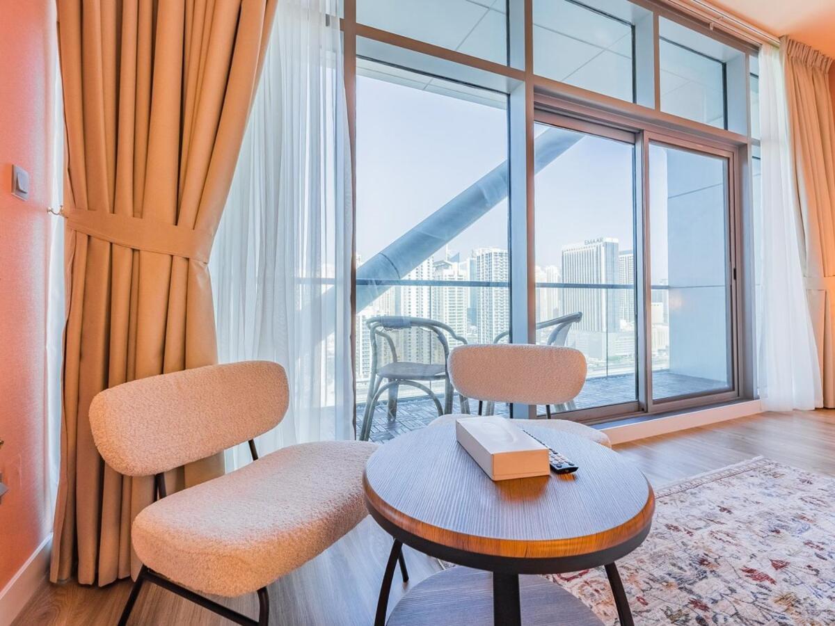 King Bed - Near Metro - Pool - Fast Wifi Apartment Dubai