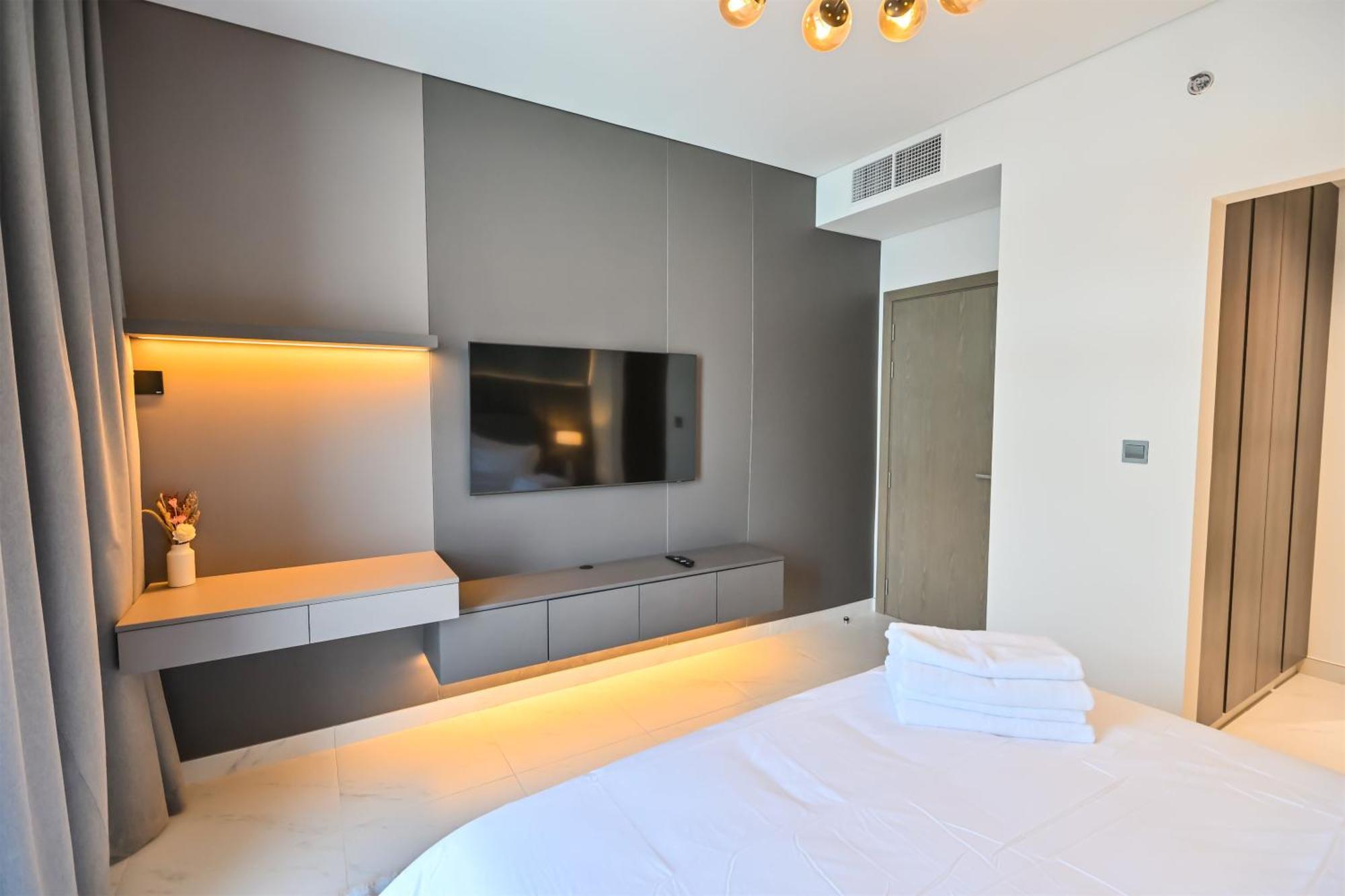 1br With Lagoon Views In District One Meydan Apartment