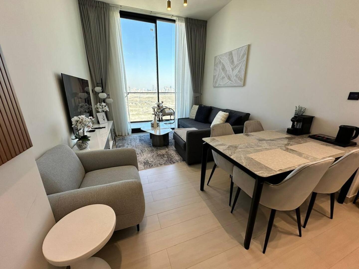Sleek 1 Bedroom Urban Escape In Jvc Apartment *