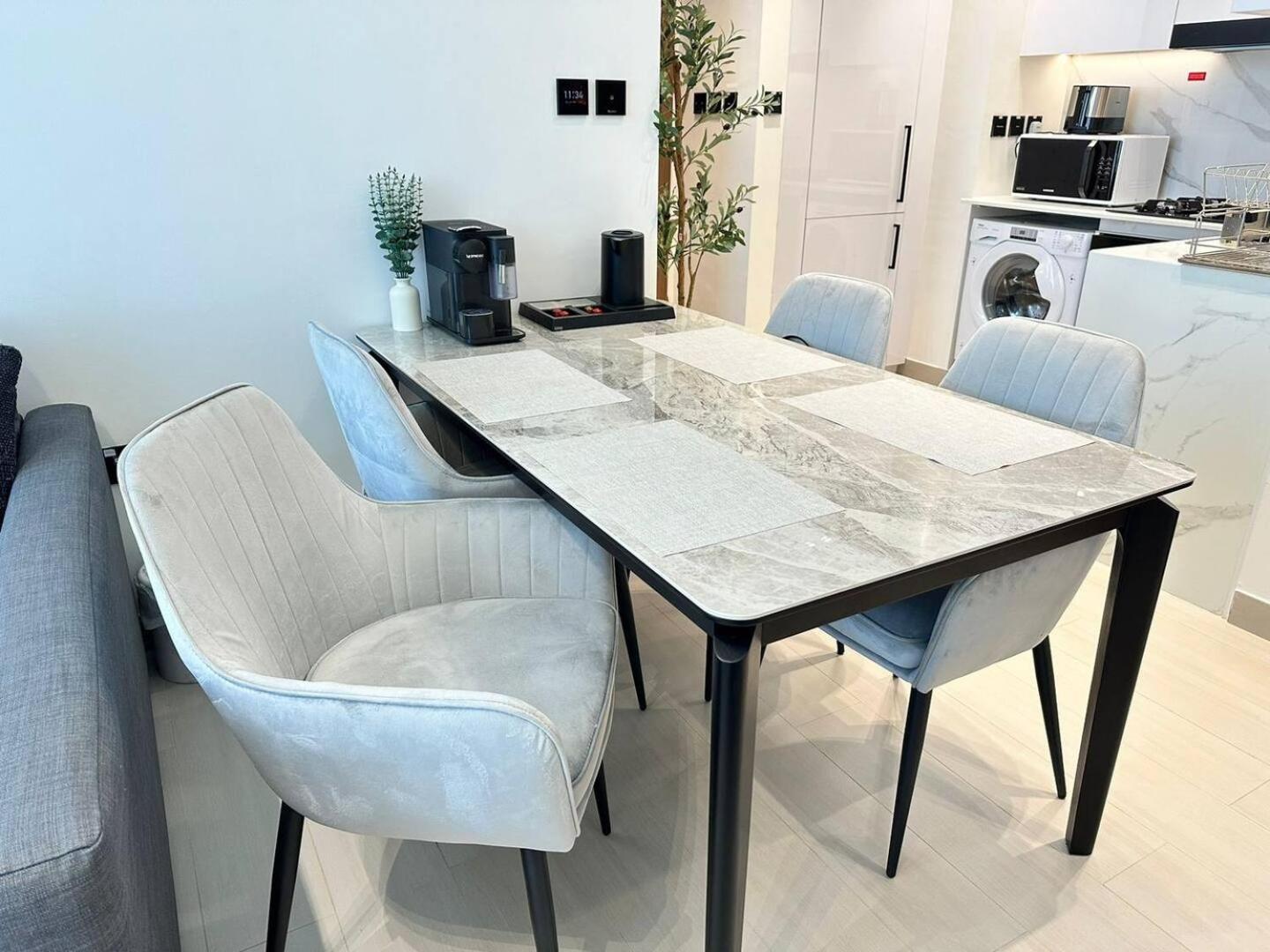Sleek 1 Bedroom Urban Escape In Jvc Apartment