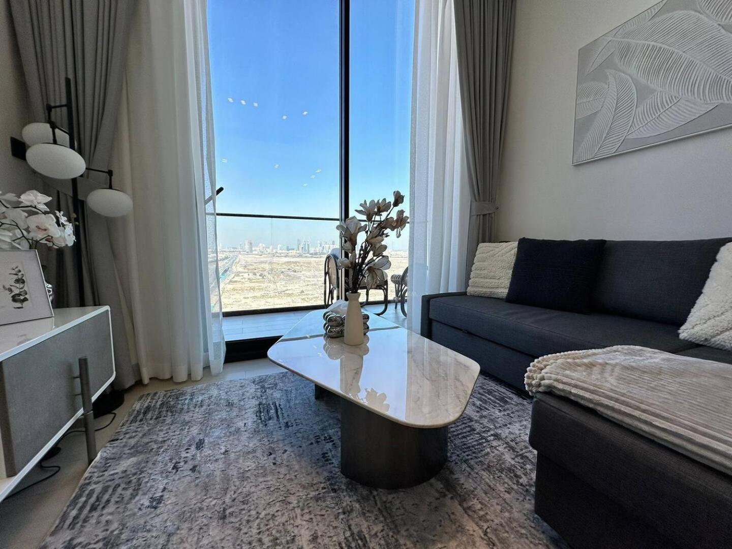 Sleek 1 Bedroom Urban Escape In Jvc