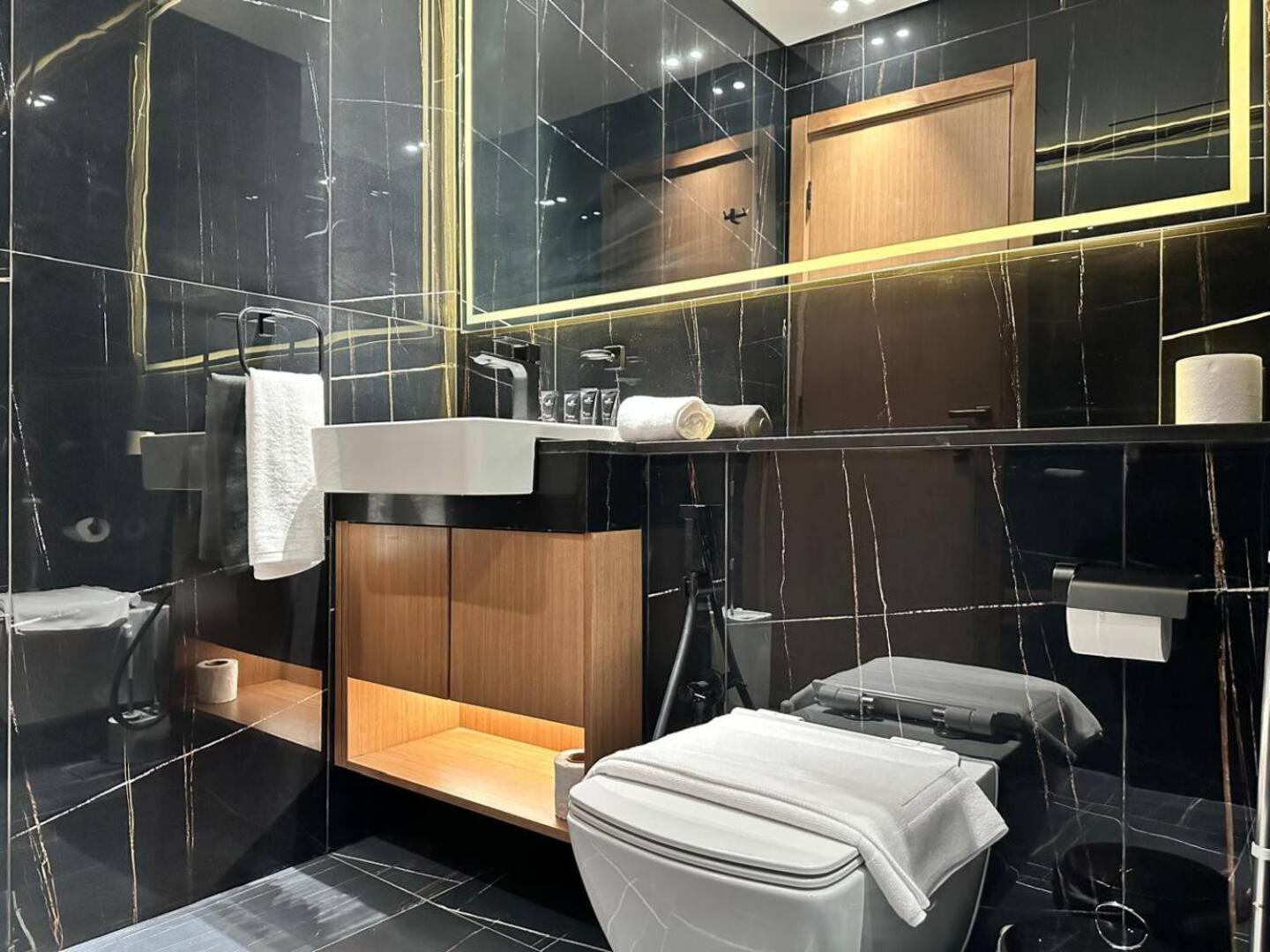 Sleek 1 Bedroom Urban Escape In Jvc