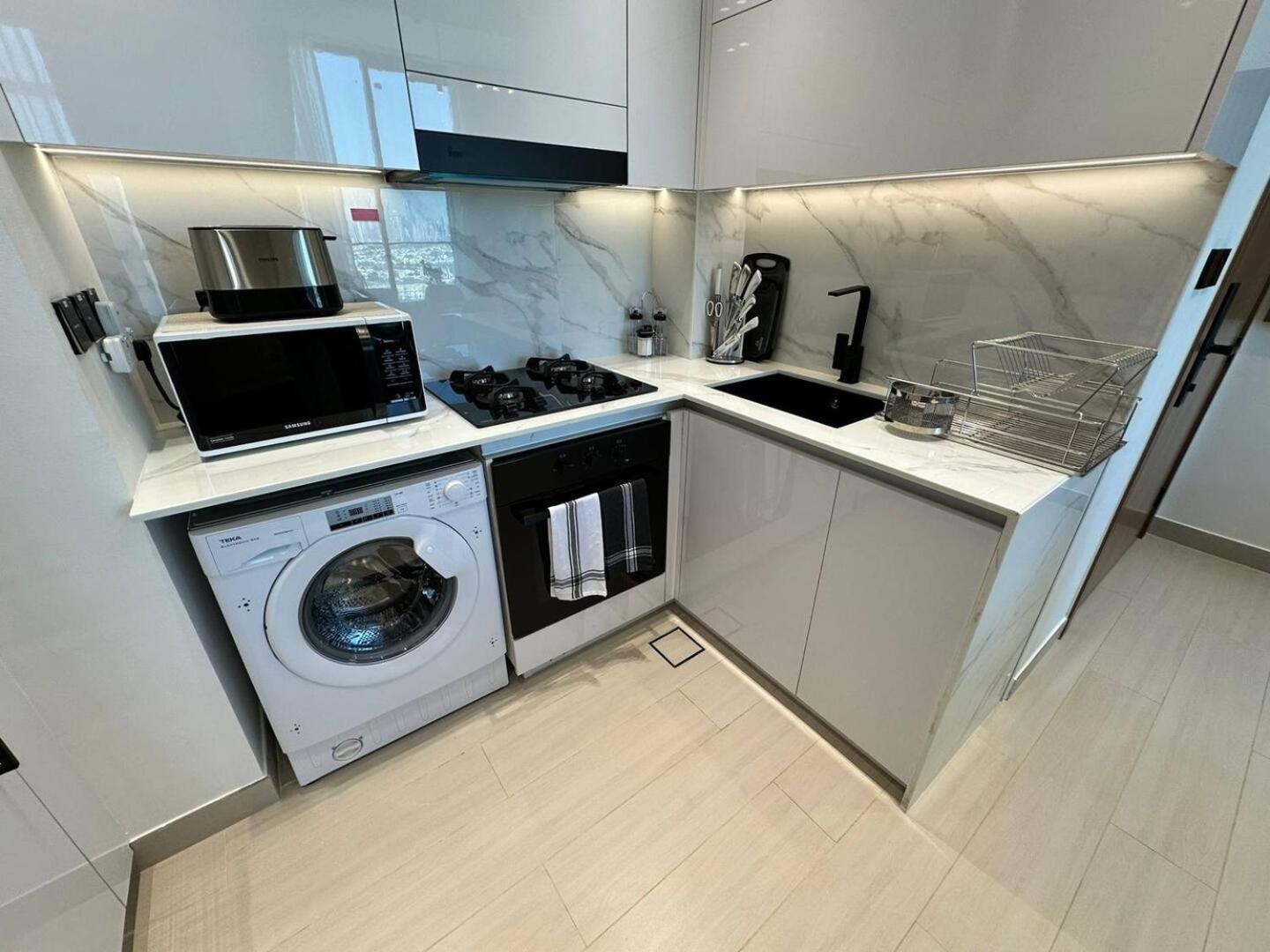 Apartment Sleek 1 Bedroom Urban Escape In Jvc *