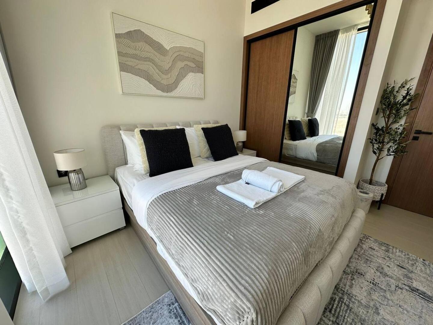 Apartment Sleek 1 Bedroom Urban Escape In Jvc *