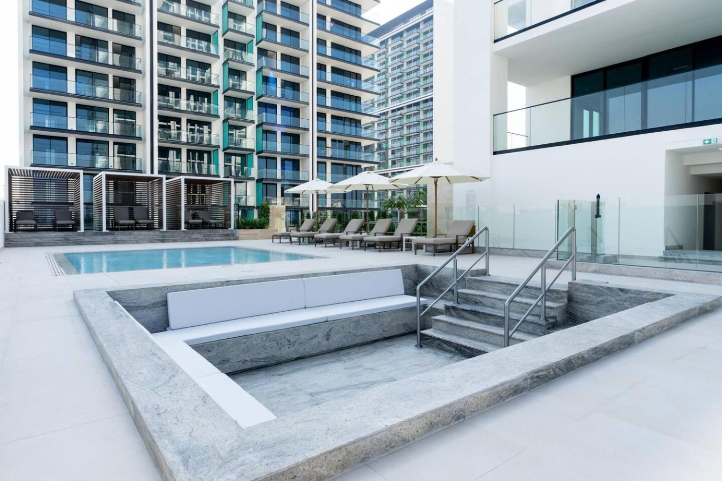 Sleek 1 Bedroom Urban Escape In Jvc *