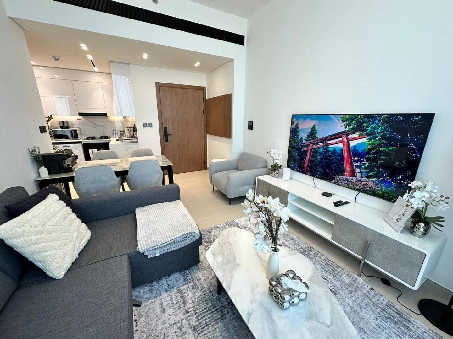 Sleek 1 Bedroom Urban Escape In Jvc Apartment *