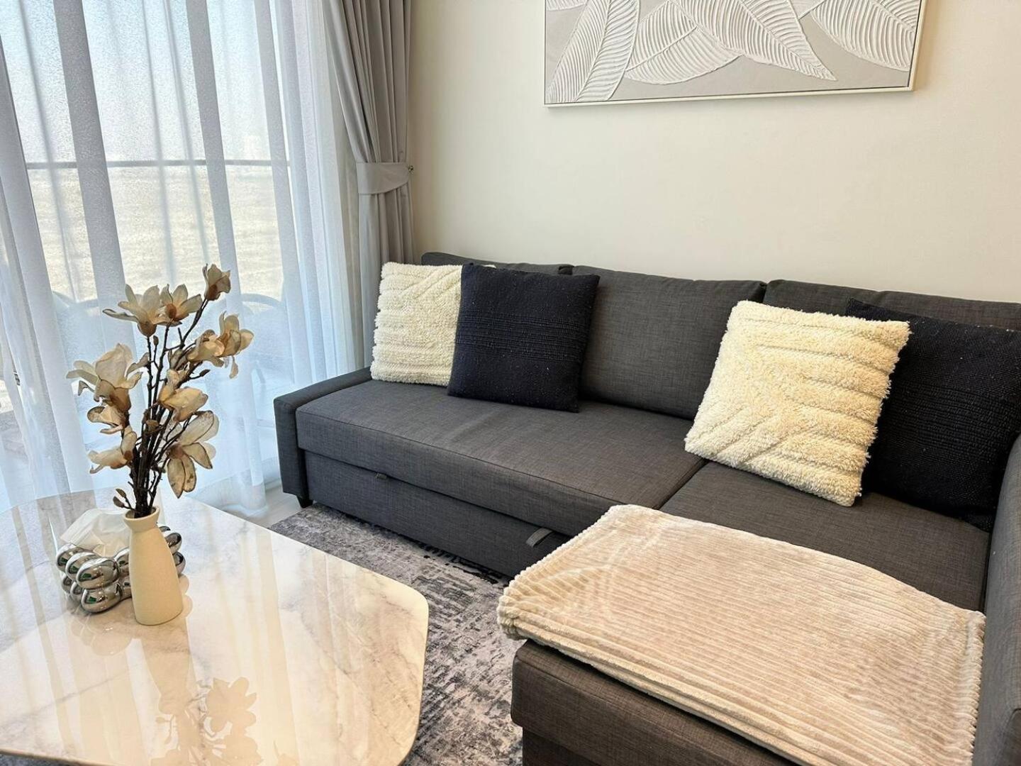 Apartment Sleek 1 Bedroom Urban Escape In Jvc *