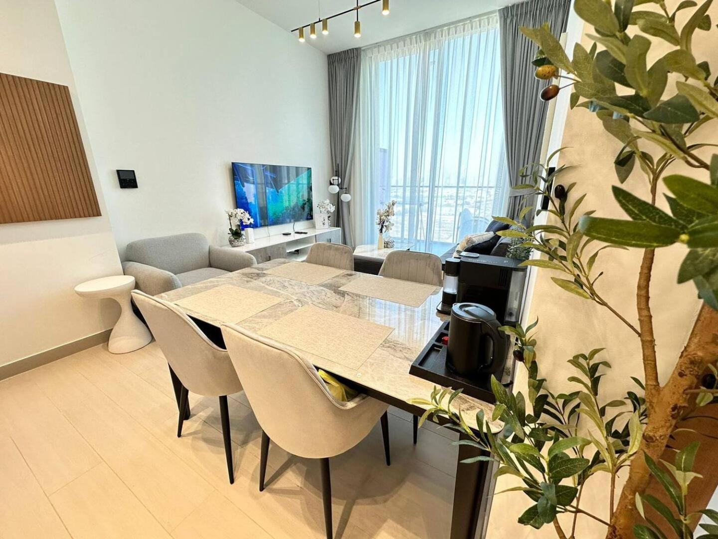 Sleek 1 Bedroom Urban Escape In Jvc Apartment