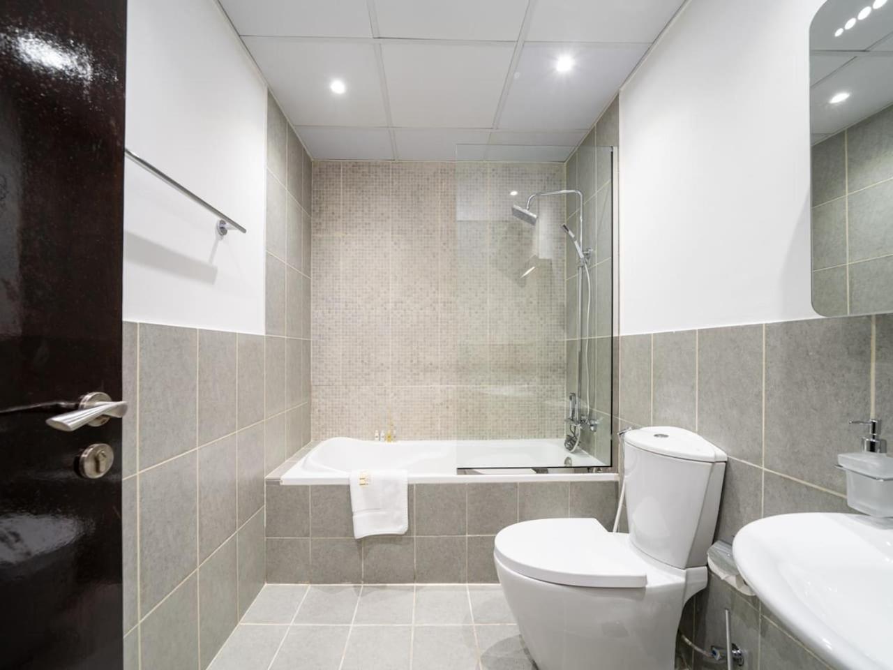 Charming 1-bedroom In Autumn, Jvc