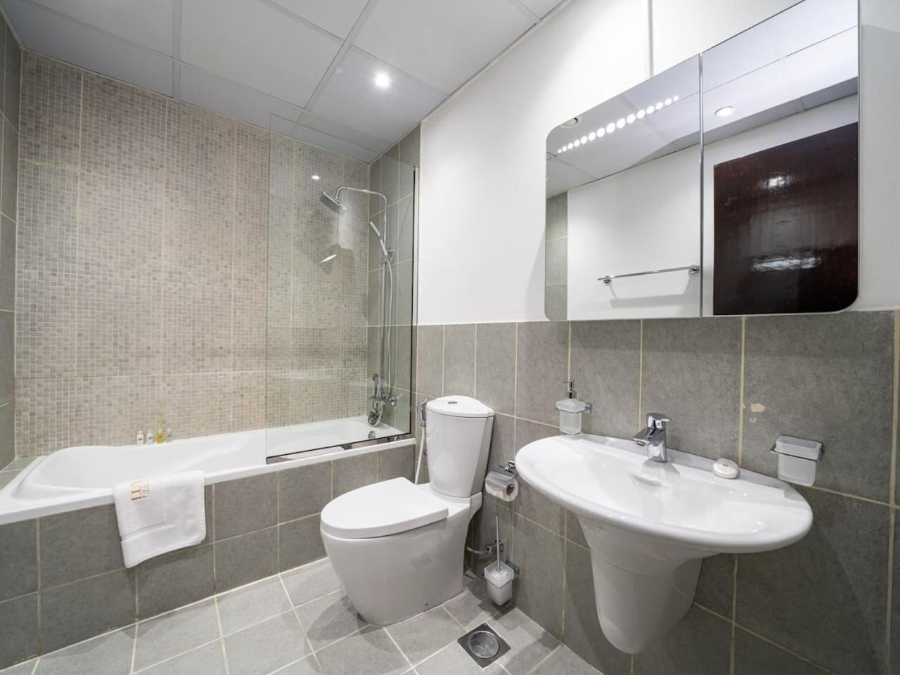 Apartment Charming 1-bedroom In Autumn, Jvc