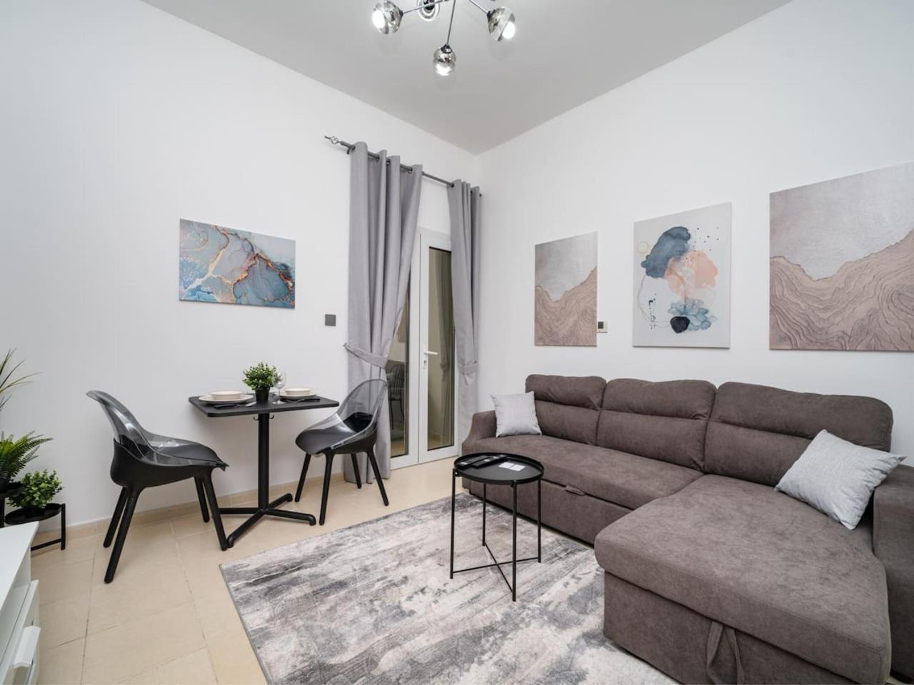 Charming 1-bedroom In Autumn, Jvc