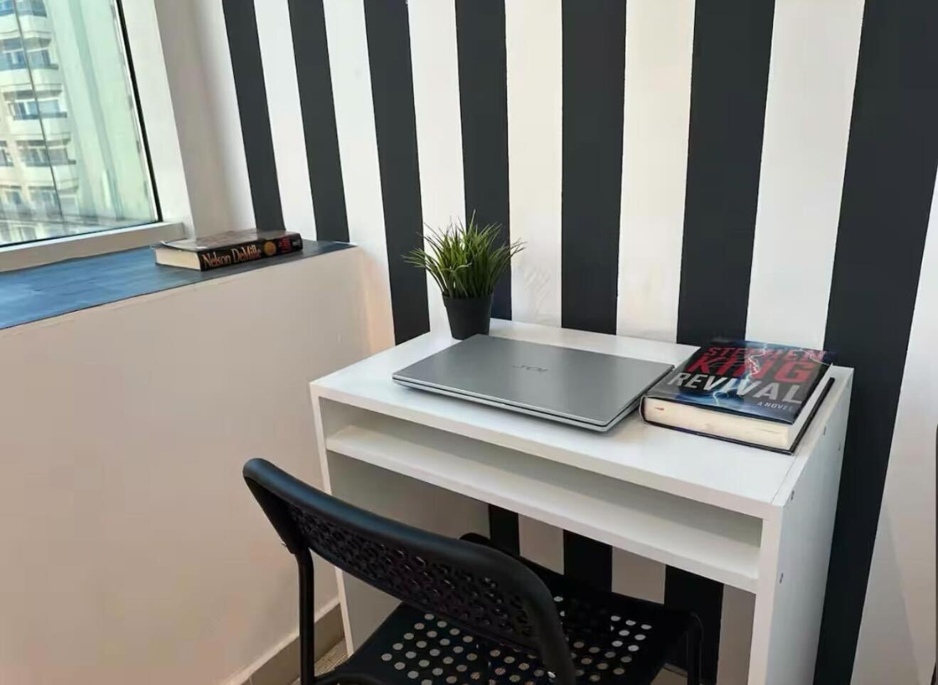 Homestay Ideal Partition In Barsha 1 Near Metro *