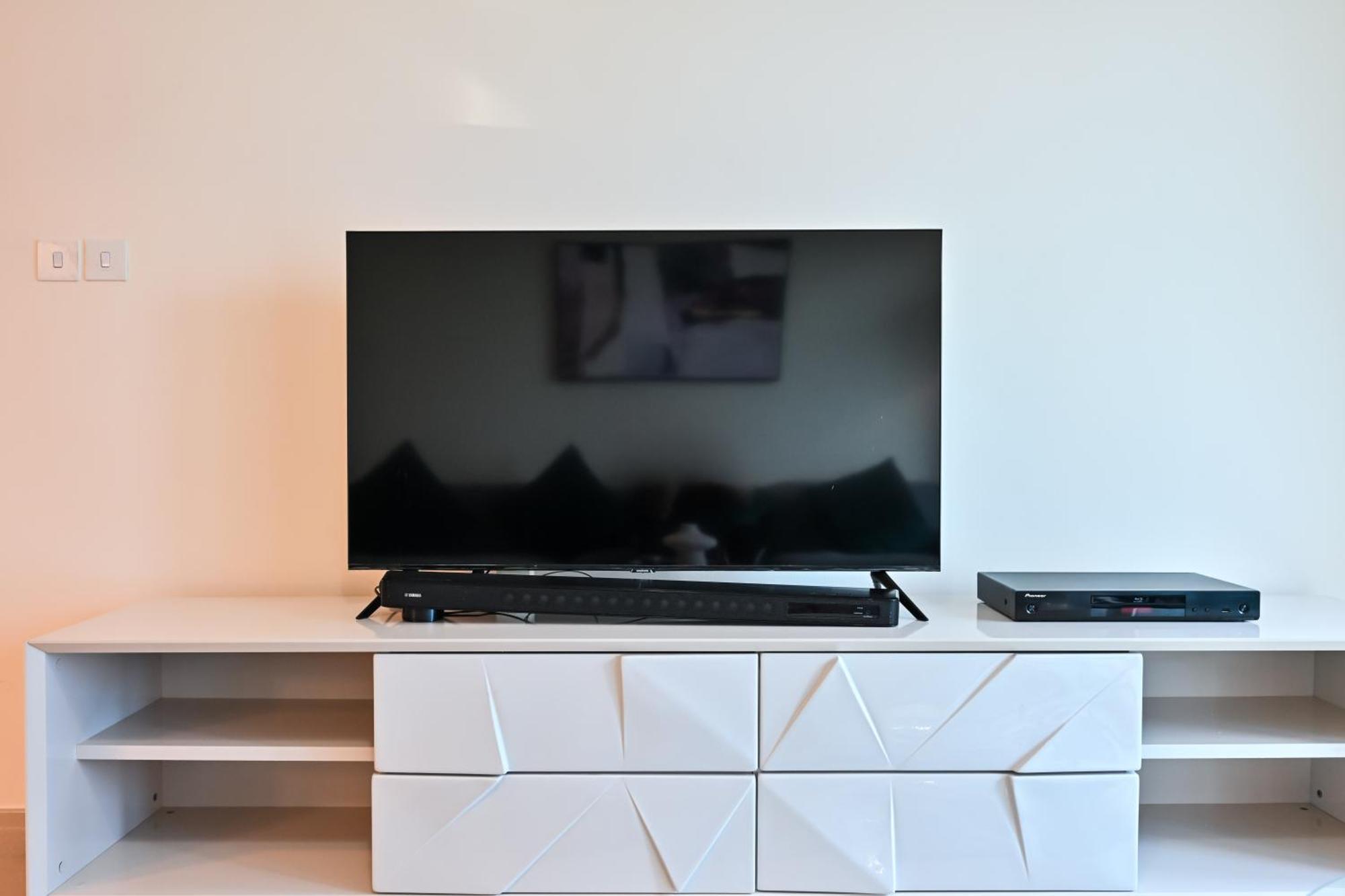 Spacious 1br In Difc Apartment *