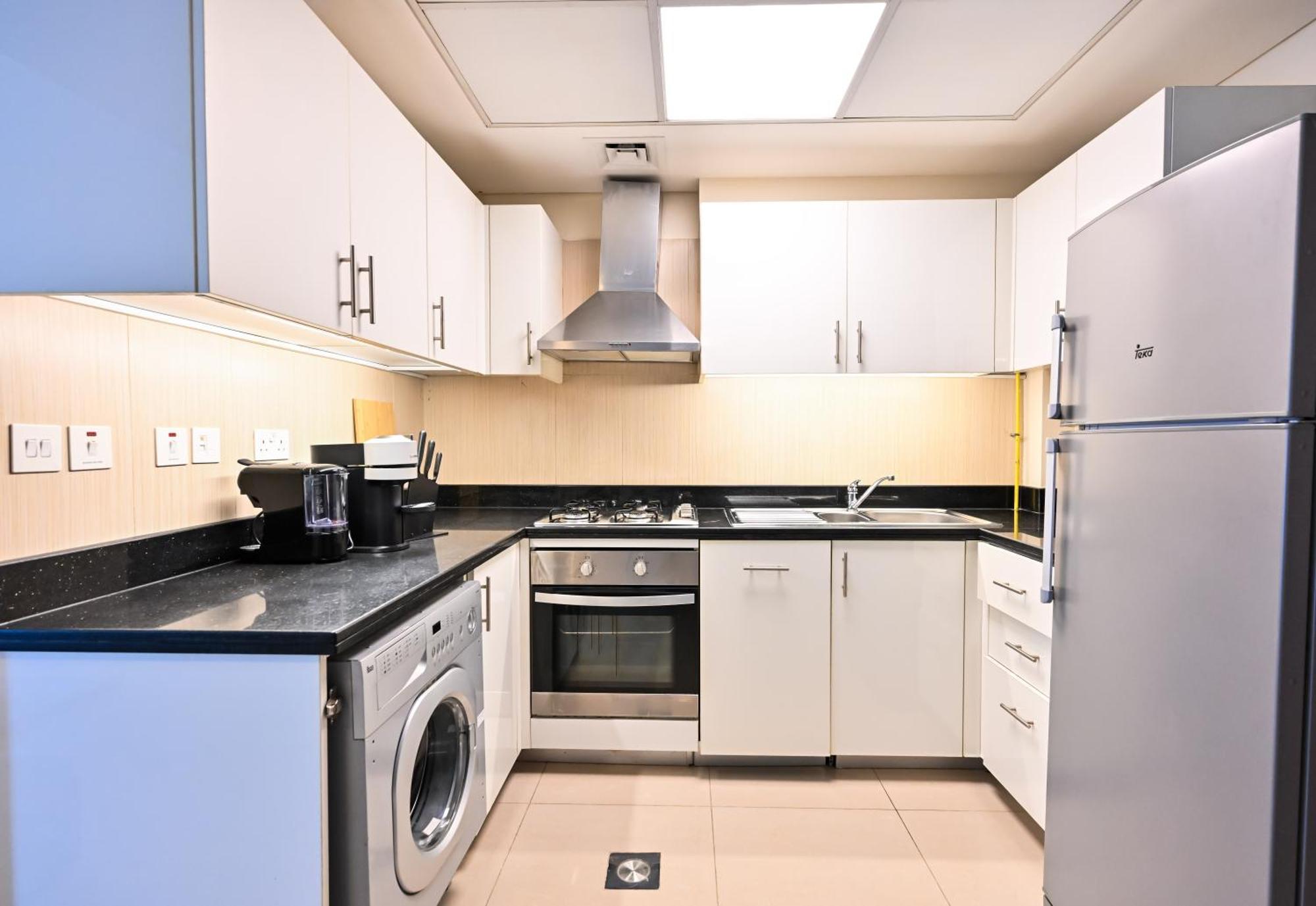 Spacious 1br In Difc Apartment *