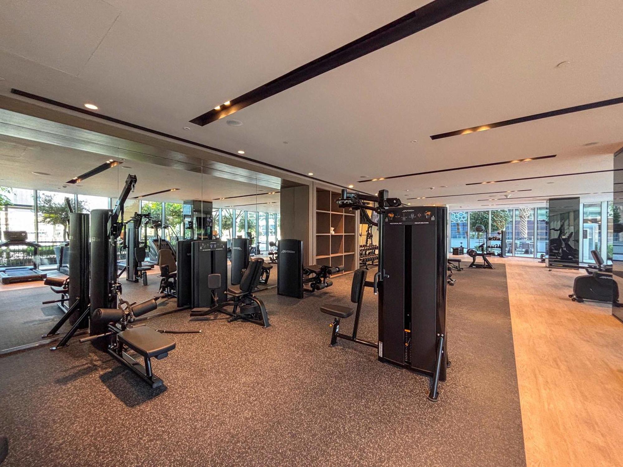 Frank Porter - Grande Signature Residences * Dubai