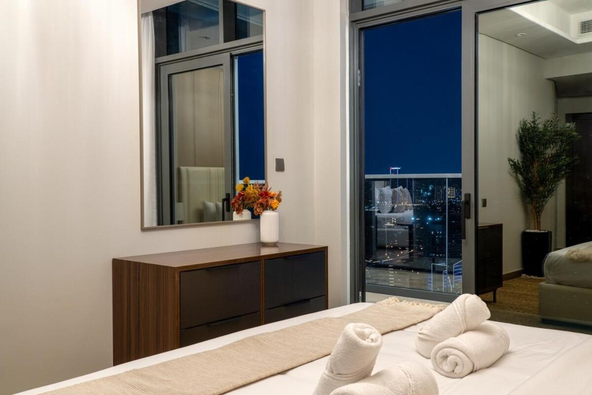 New Luxurious 3br With Stunning Burj Khalifa & Business Bay View Apartment