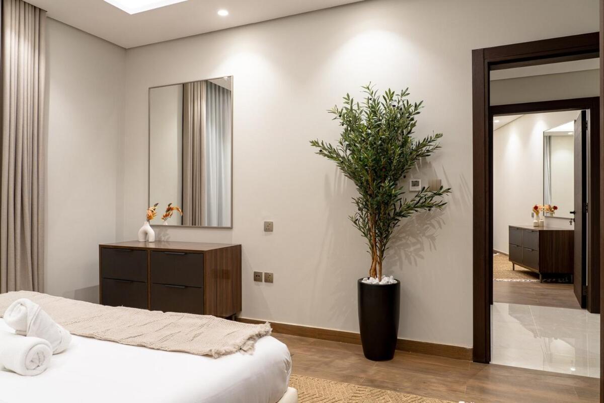 New Luxurious 3br With Stunning Burj Khalifa & Business Bay View Dubai