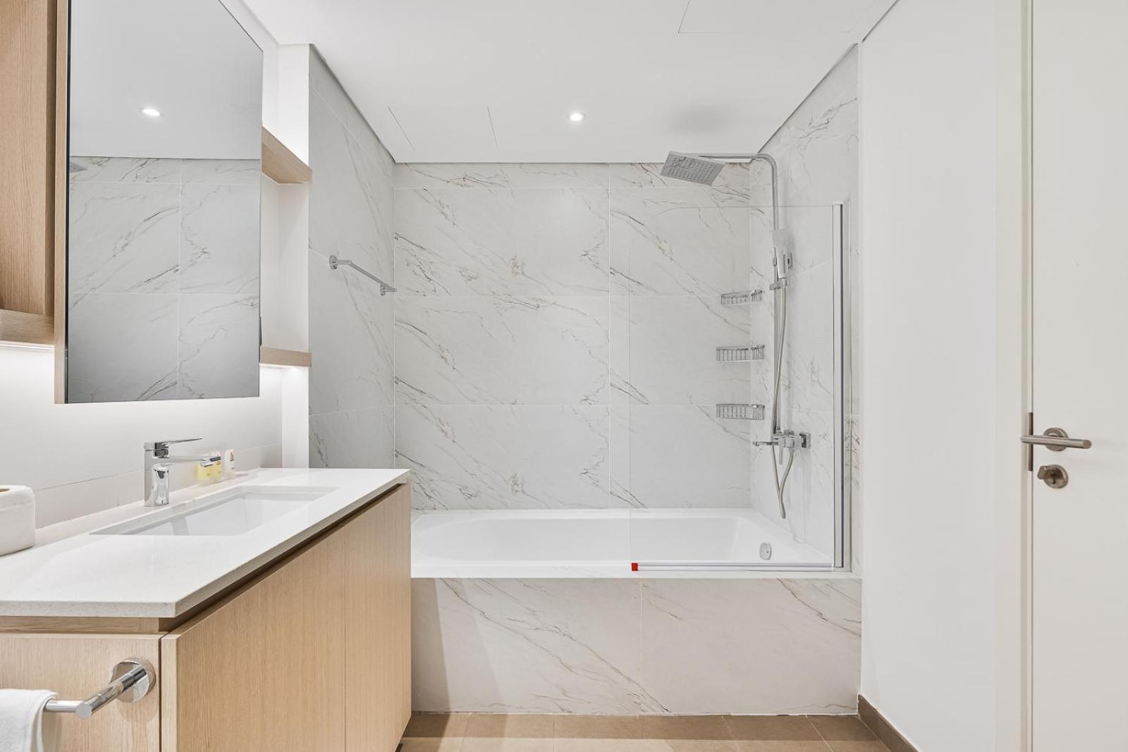 Stylish 1br With Gym, Pool & Private Parking Apartment *